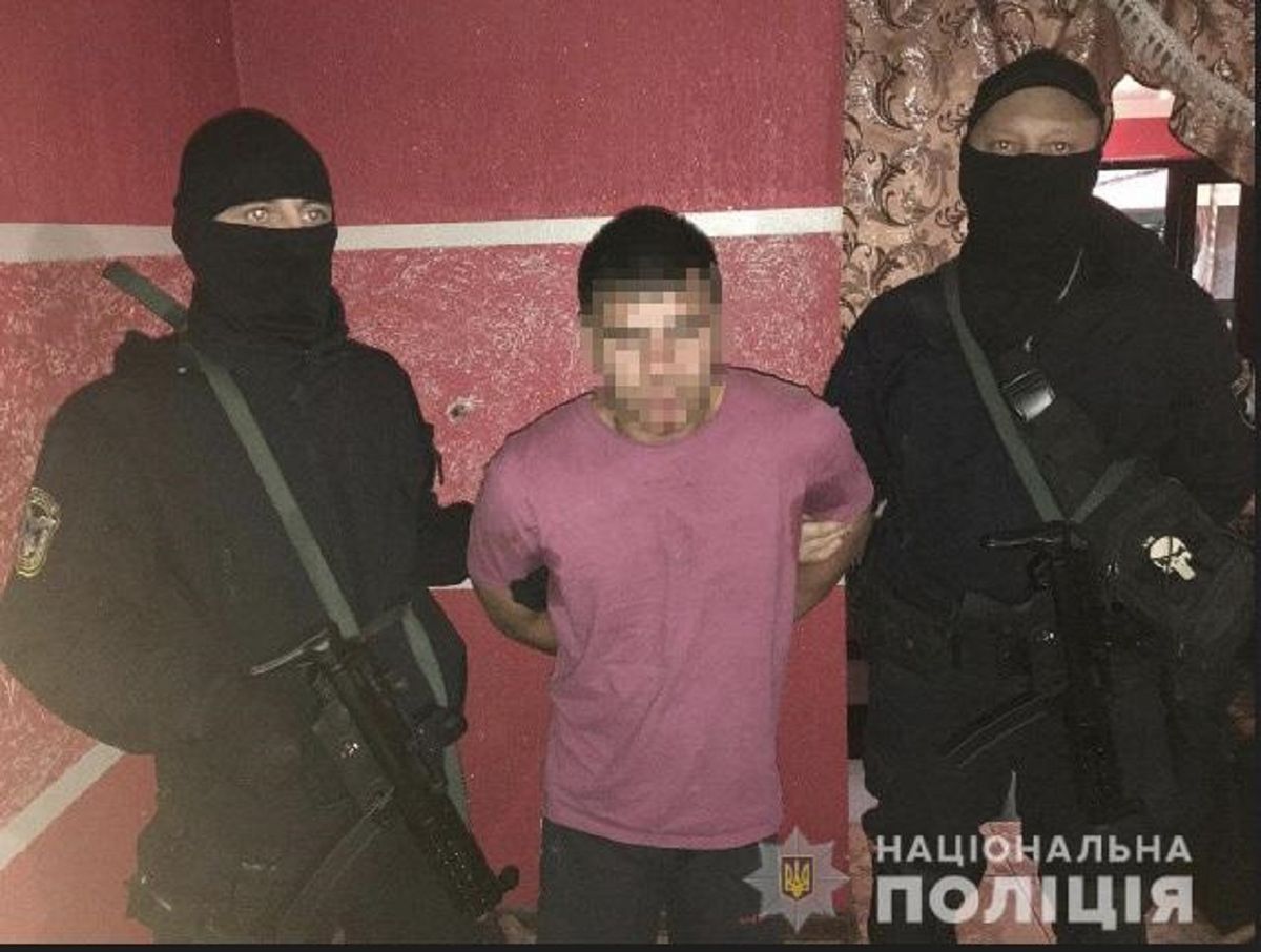 На Закарпатті підозрюваний у крадіжці авто влаштував стрілянину під час обшуку