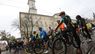 Кілька сотень велосипедистів стартували з площі Ринок у марафоні «Львівська Сотка». Фото дня