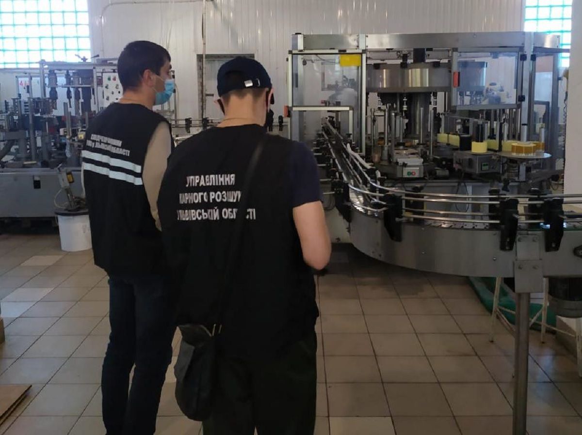 Поліція Львівщини викрила завод із виготовлення фальсифікованого алкоголю