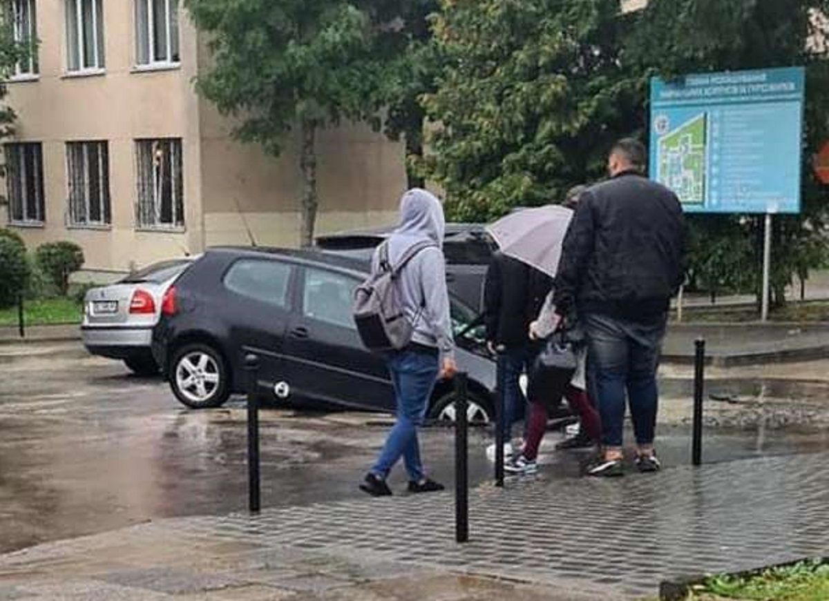 У Львові під колесами автомобіля під час руху провалився асфальт