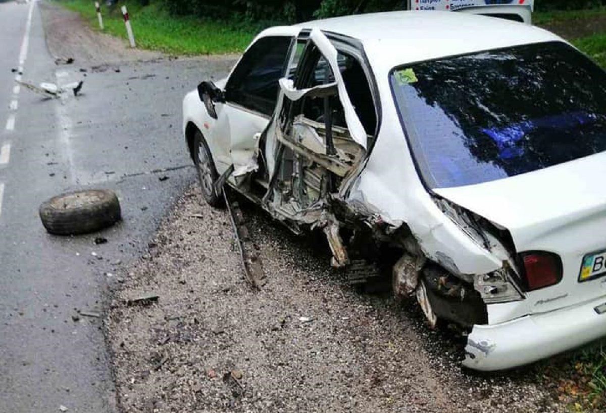 Поліцейські затримали водія, який протаранив припарковане авто неподалік Львова