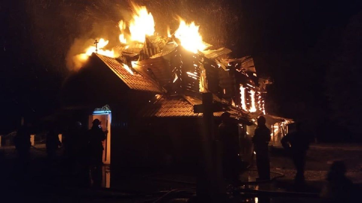 У селищі на Прикарпатті згоріла 170-річна дерев'яна церква УГКЦ