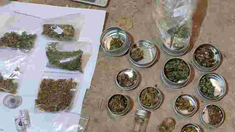 Під час обшуків поліція знайшла у наркоторговця 2 кілограми марихуани
