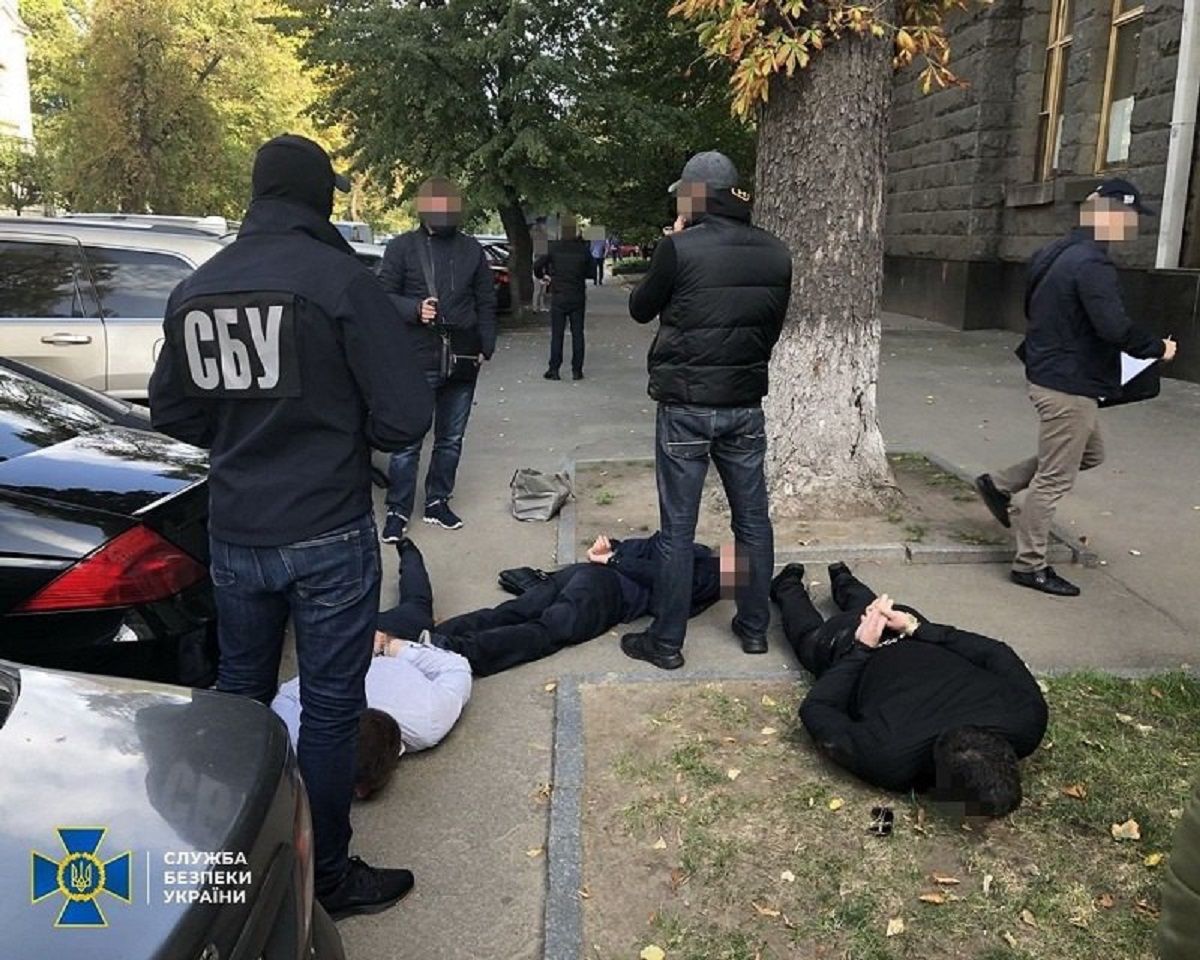У Києві затримали шахраїв, які продавали посади помічників нардепів від СН