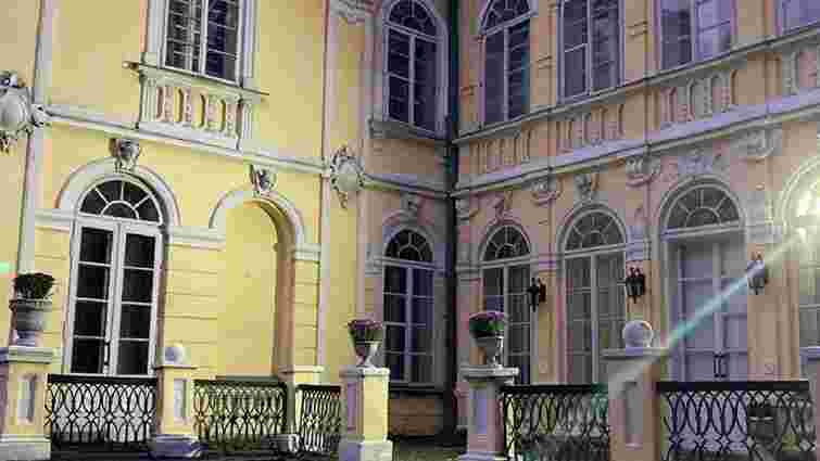 Для зйомок фільму у палаці Фредрів-Шептицьких на Львівщині пофарбували фасад