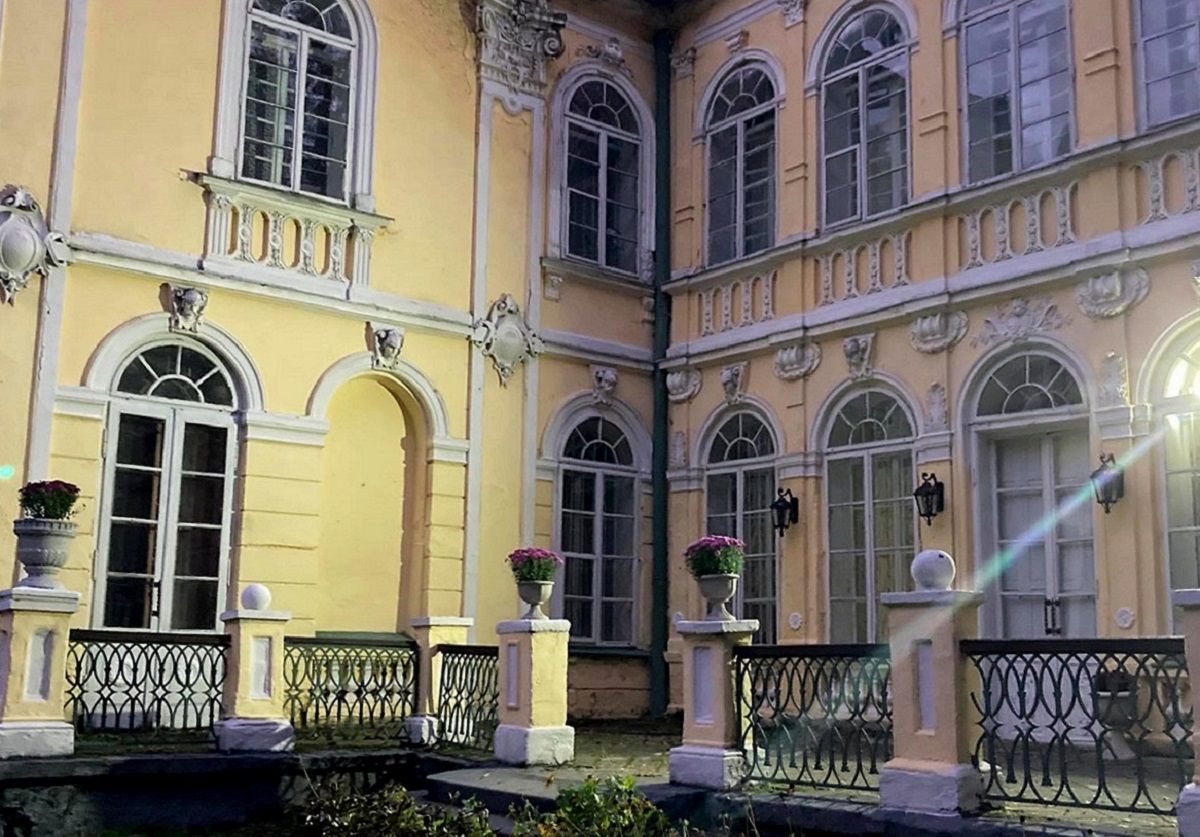 Для зйомок фільму у палаці Фредрів-Шептицьких на Львівщині пофарбували фасад