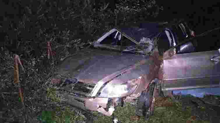 У Турківському районі внаслідок перекидання автомобіля загинув 22-річний водій
