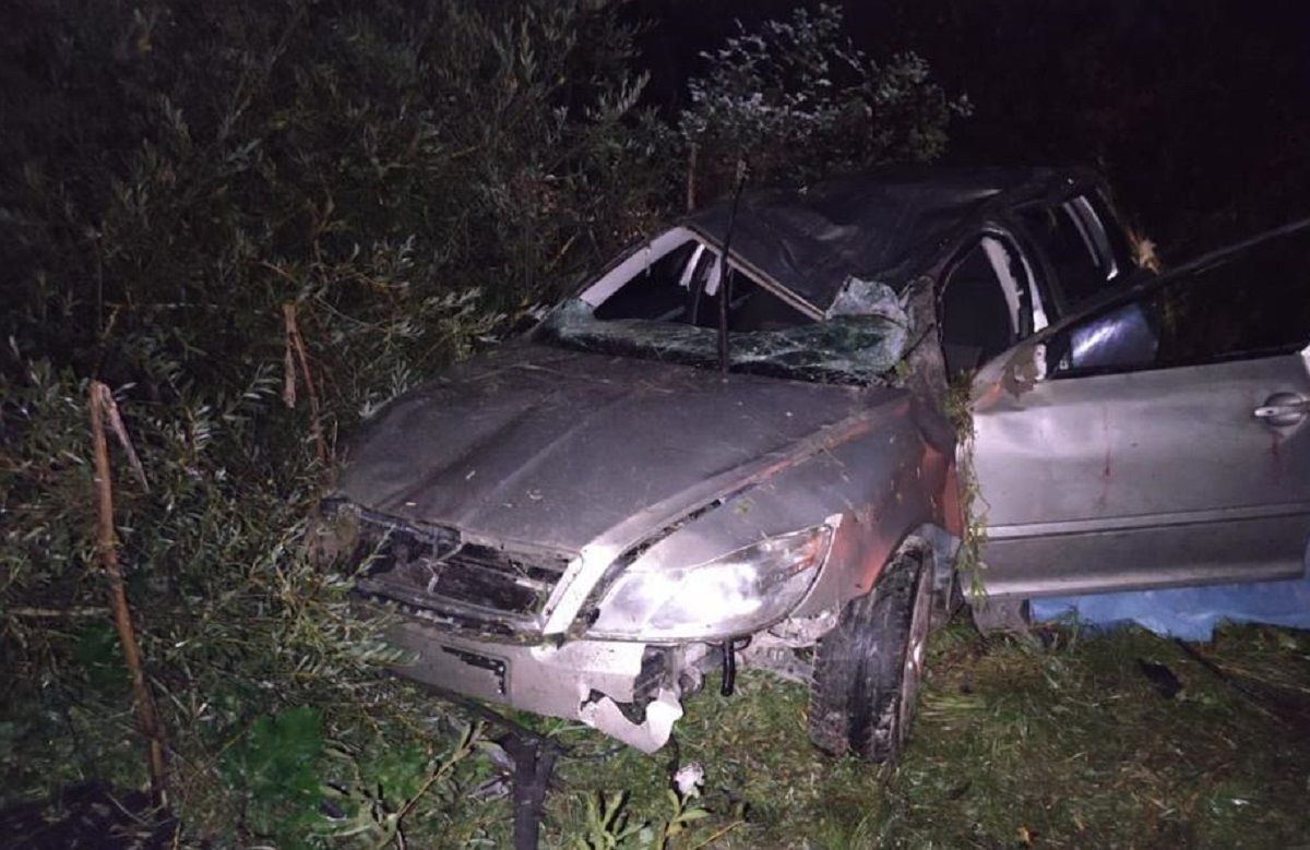 У Турківському районі внаслідок перекидання автомобіля загинув 22-річний водій