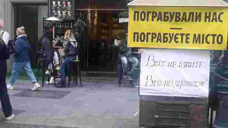 Торговці сувенірами з площі Ринок пікетують ресторан Козловського