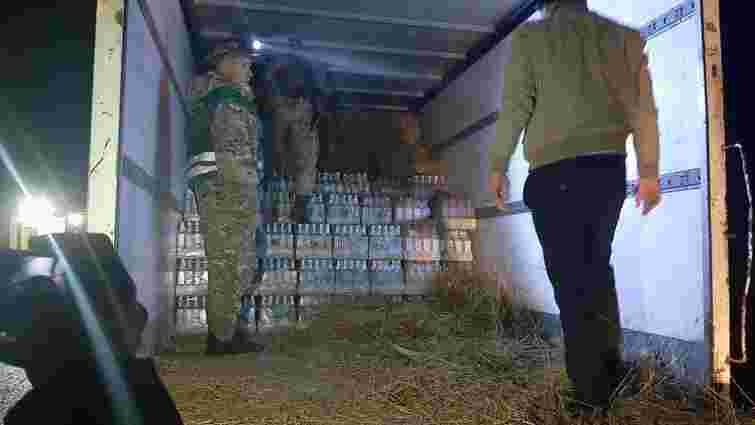 Львівські прикордонники виявили понад 5 тис. пляшок підробленої горілки у тюках сіна