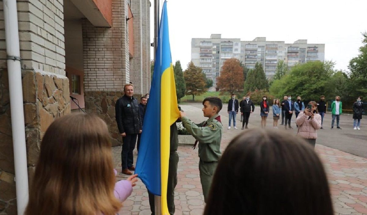 Найуспішніші учні щотижня підніматимуть державні прапори у львівських школах