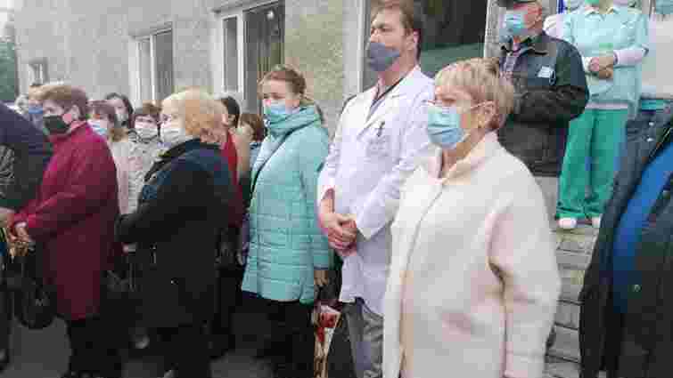 Лікарі мітингували у Луцьку проти відкриття в пологовому будинку інфекційного шпиталю