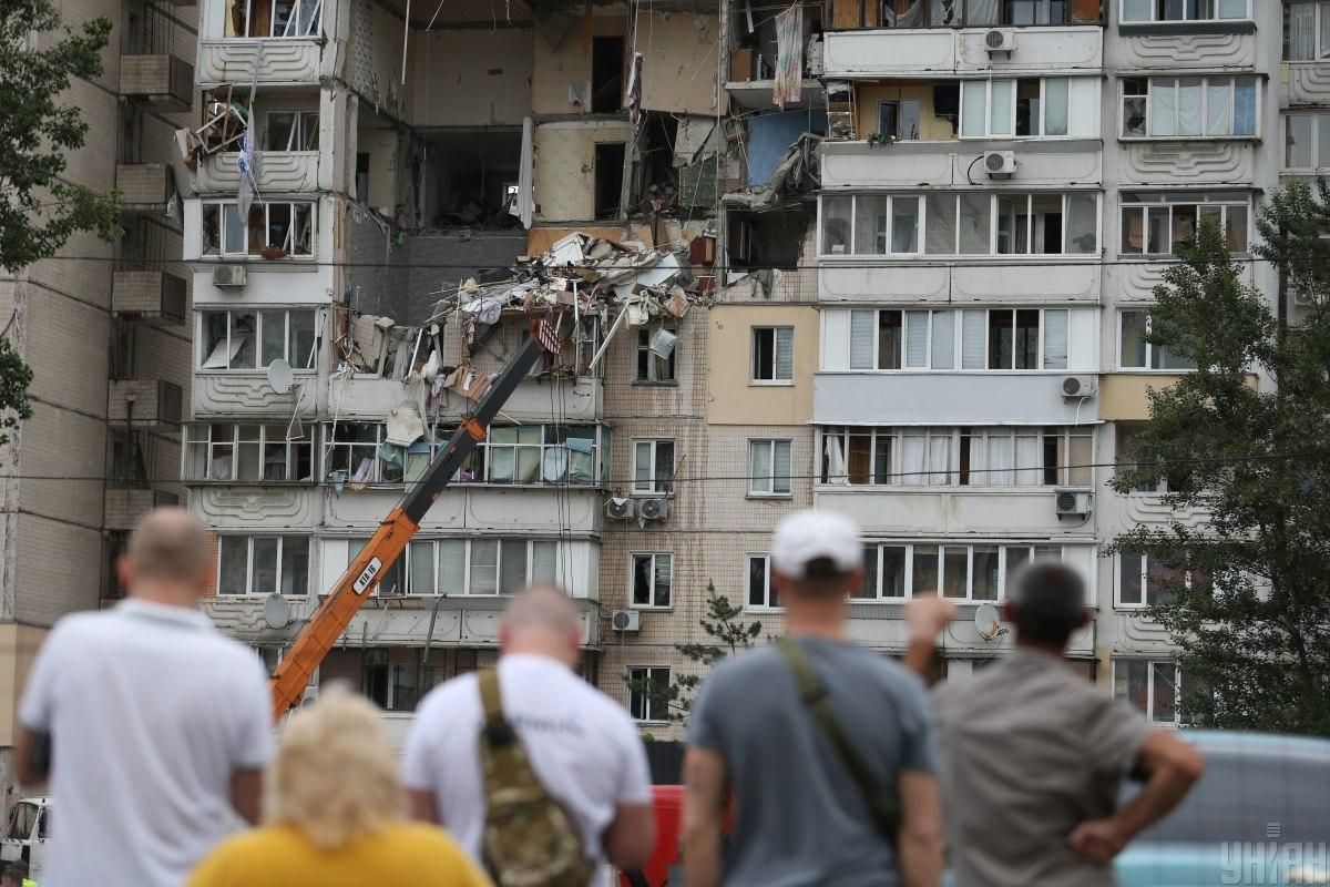 У постраждалому від вибуху будинку на Позняках знайшли зброю та вибухівку