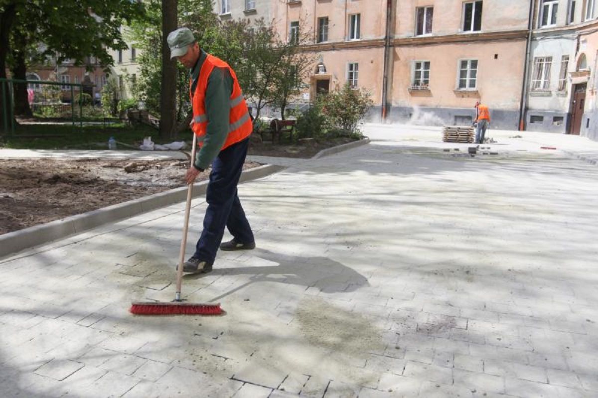 Львівські двірники отримають додаткову зарплату