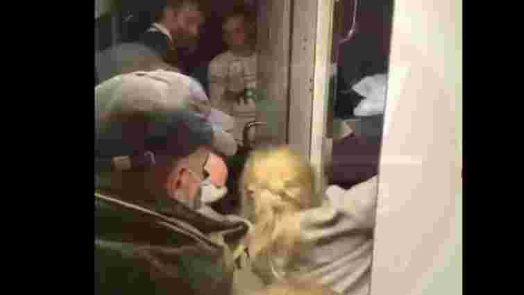 Потяг «Львів – Київ» екстрено зупинили через двох неадекватних дівчат