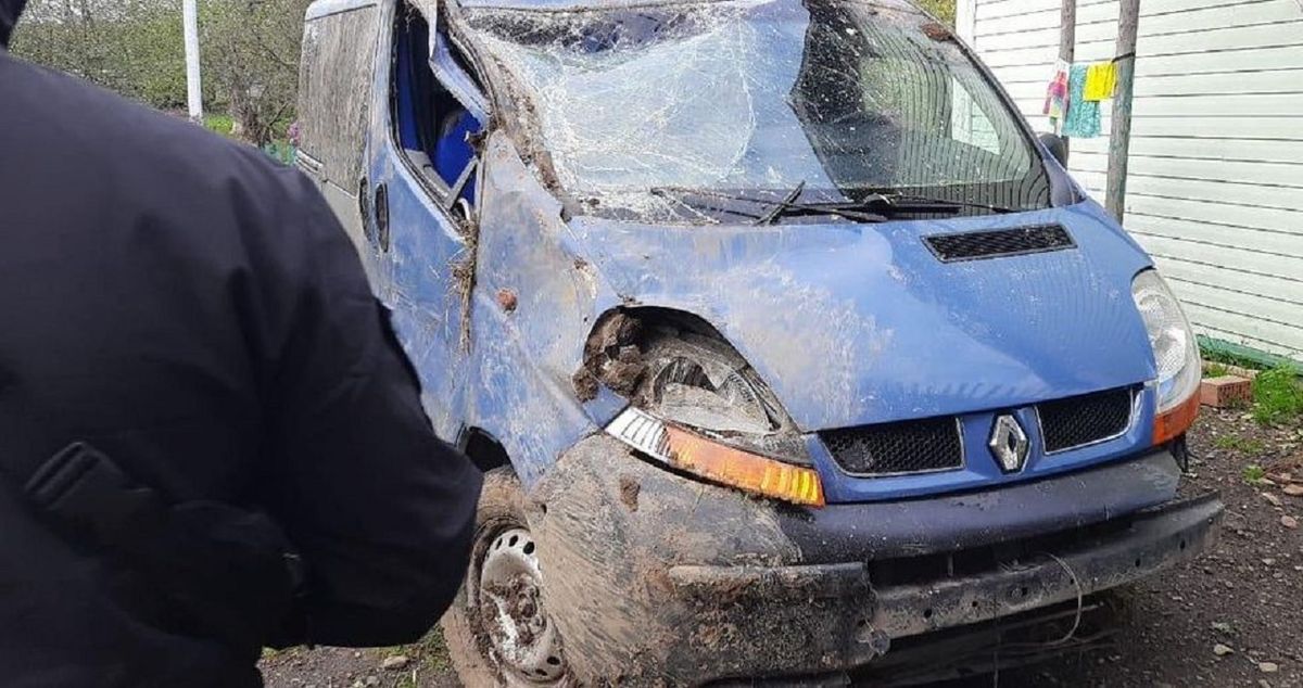 Унаслідок перекидання мікроавтобуса на Самбірщині постраждали двоє дітей