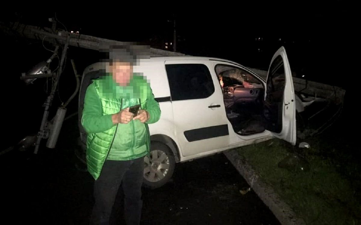 Нетверезий водій автомобіля повалив електроопору у Львові