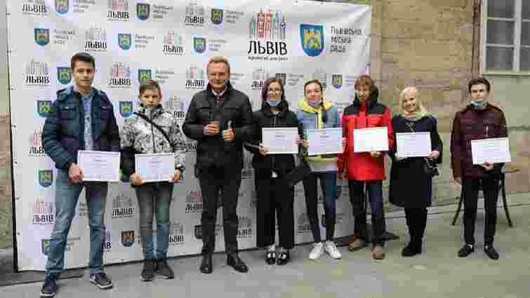 30 львівських школярів отримали від міста по 10 тис. грн премії