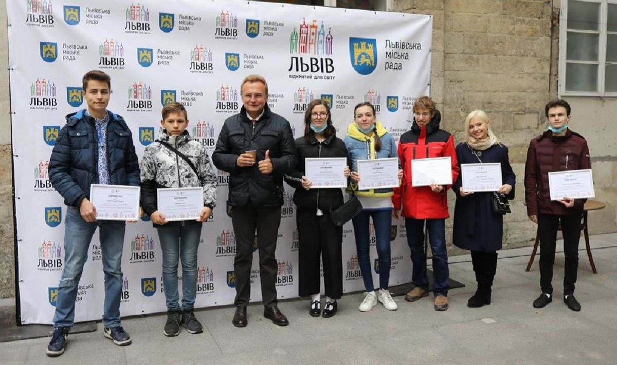 30 львівських школярів отримали від міста по 10 тис. грн премії