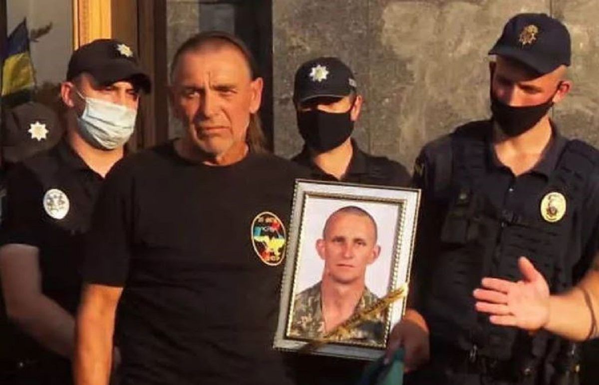 Батько загиблого розвідника подав позов проти Зеленського