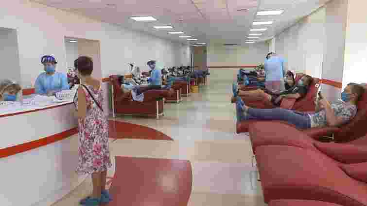 Служба крові в Сумах використала дані донорів для агітації за свою директорку