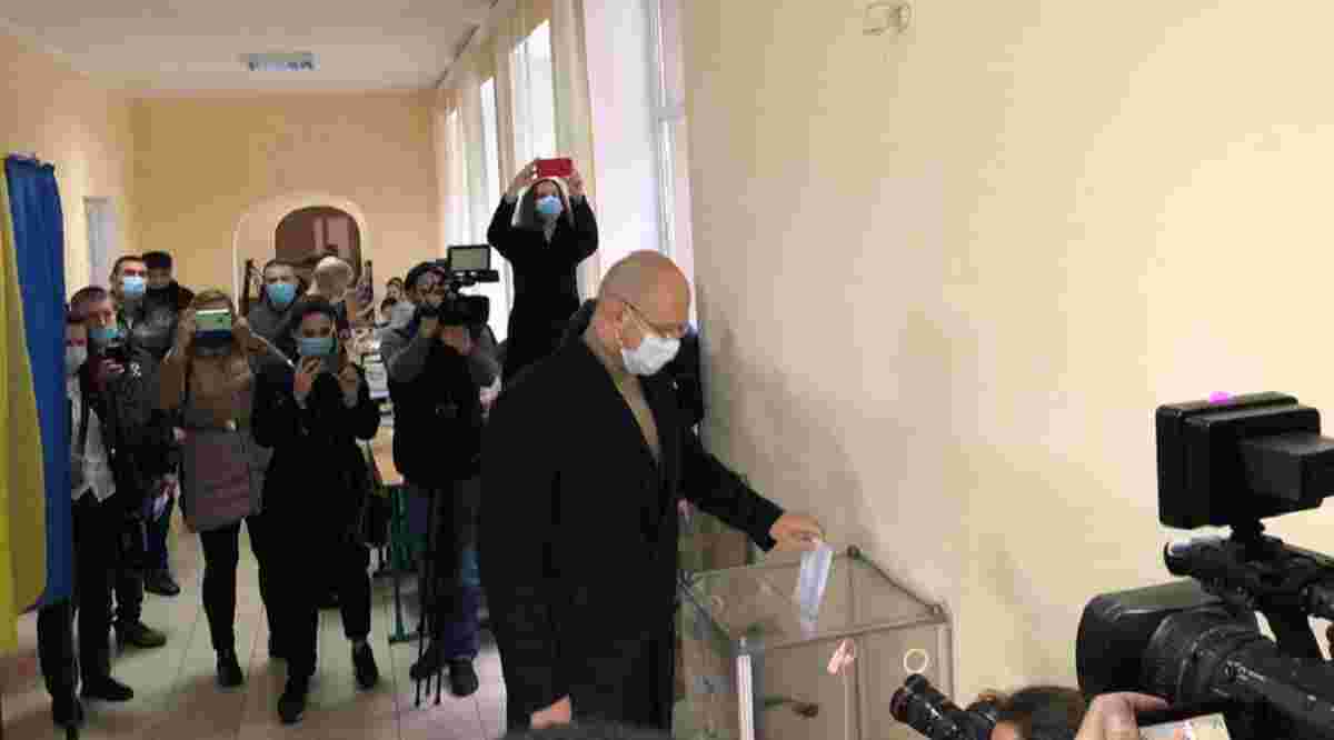 Денис Шмигаль приїхав голосувати до Львова Денис Шмигаль приїхав голосувати до Львова