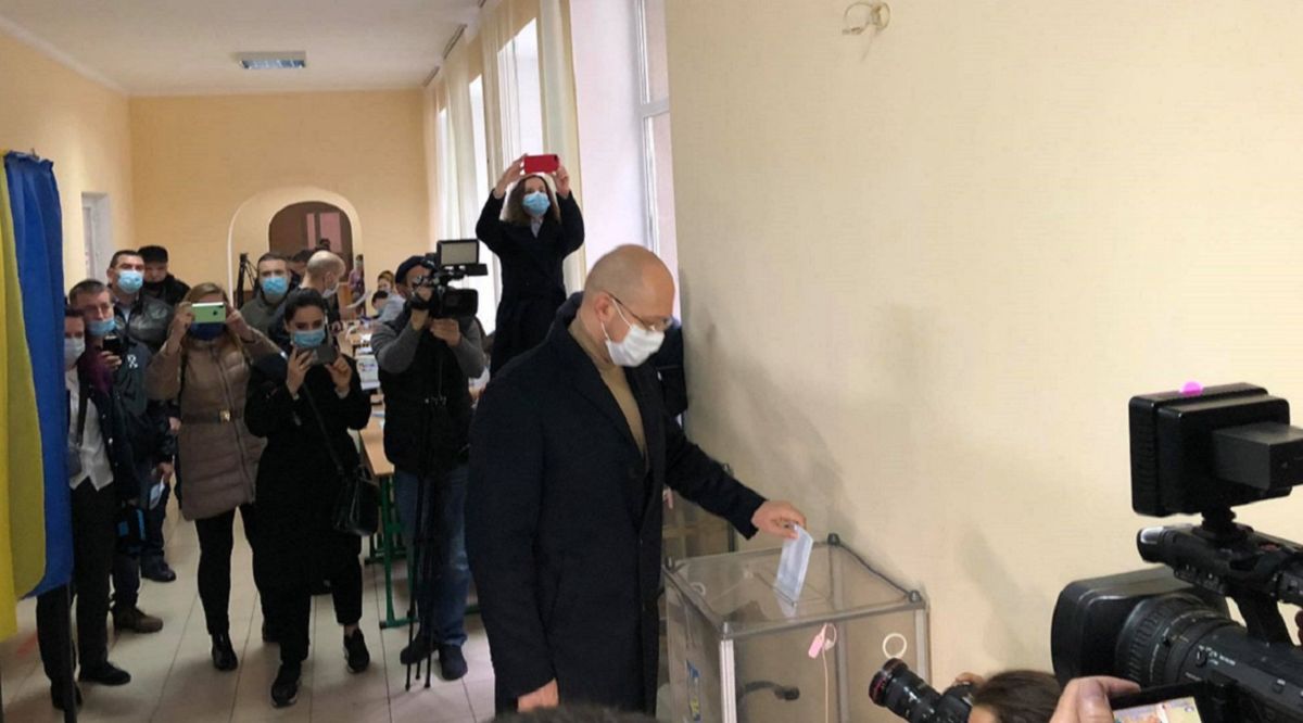 Прем'єр-міністр разом з сім'єю проголосував на виборах у Львові