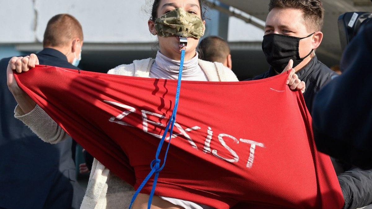 Поліція оштрафувала активістку Femen, яка оголилася перед Зеленським