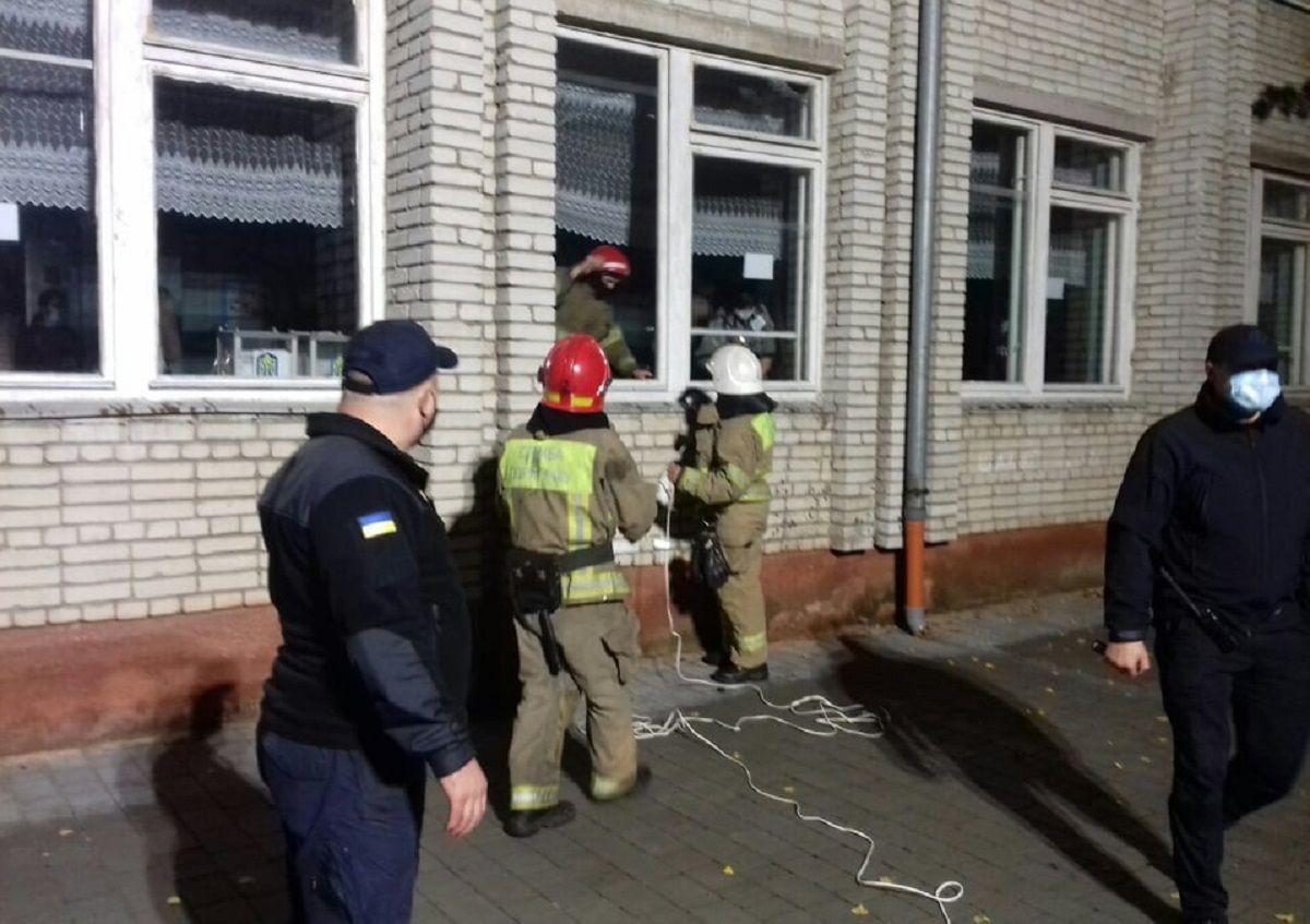 На одній з виборчих дільниць у Львові зникло електропостачання