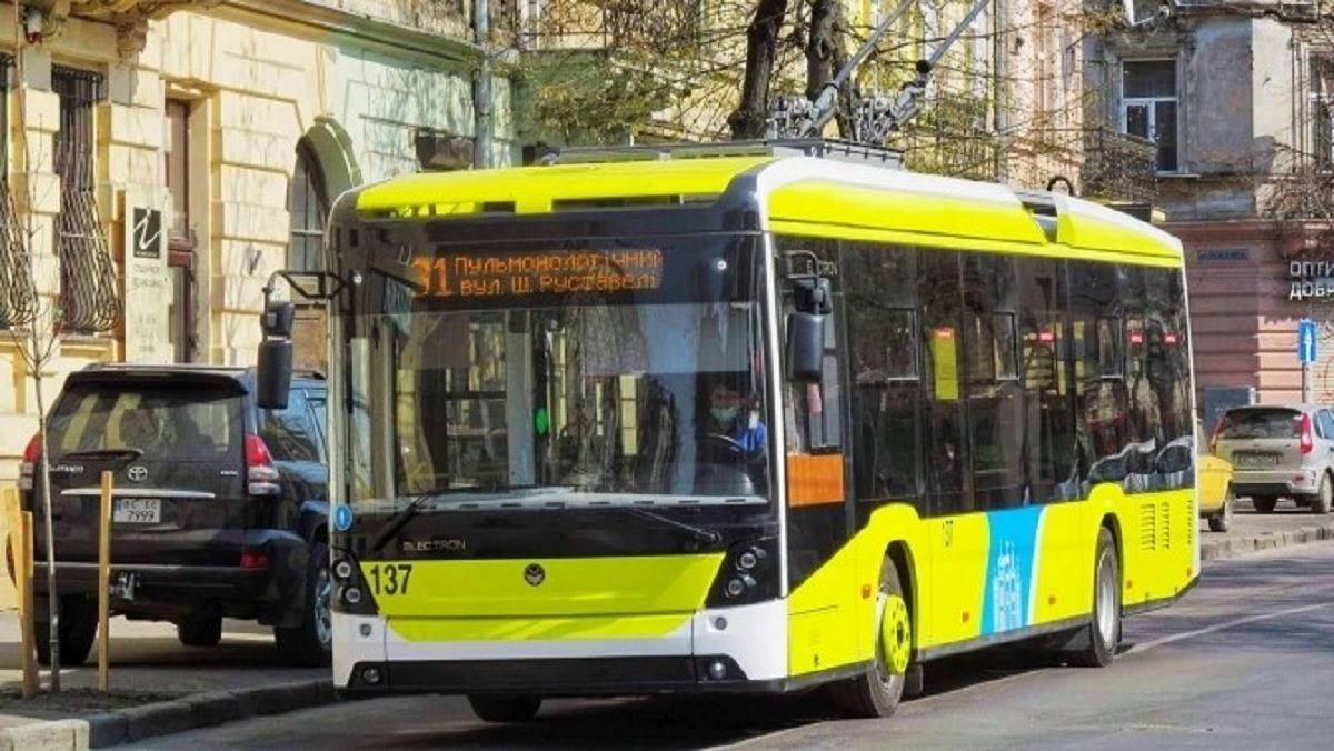 У поминальні дні у Львові збільшать кількість транспорту до кладовищ