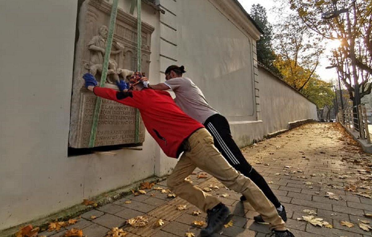 На мури костелу св. Лазаря у Львові встановили відреставровані автентичні рельєфи XVII ст.