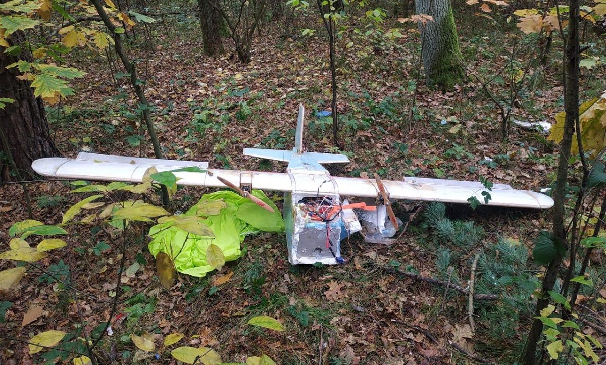 На Львівщині біля кордону з Польщею знайшли розбитий дрон контрабандистів