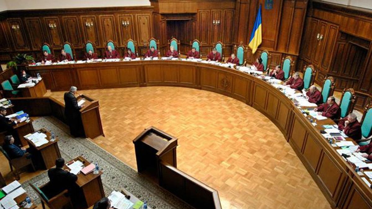 Лещенко опублікував список суддів КСУ, які голосували за скасування декларування