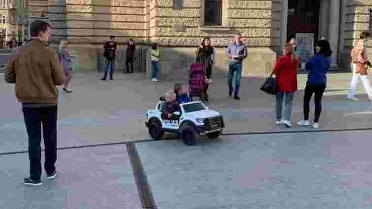 За катання на дитячих машинках біля львівської Опери будуть штрафувати