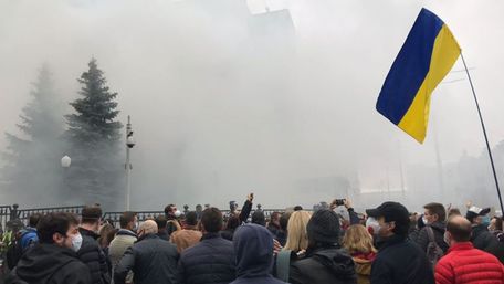 Кілька сотень людей у Києві зібралися на протест під будівлею КСУ