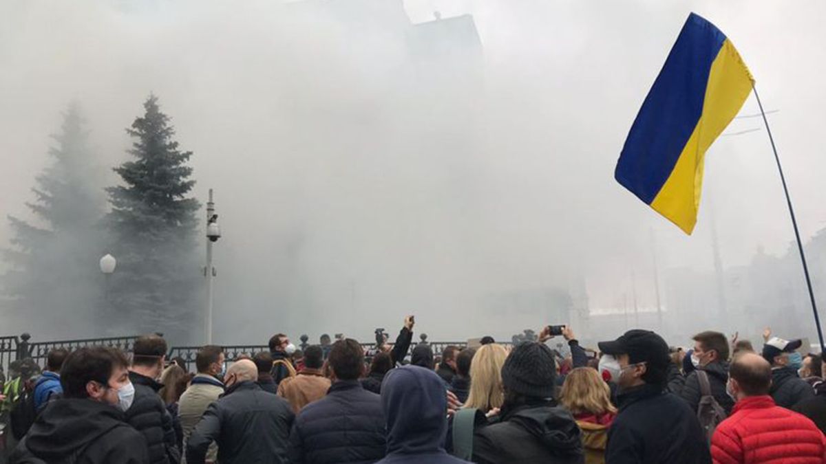 Кілька сотень людей у Києві зібралися на протест під будівлею КСУ