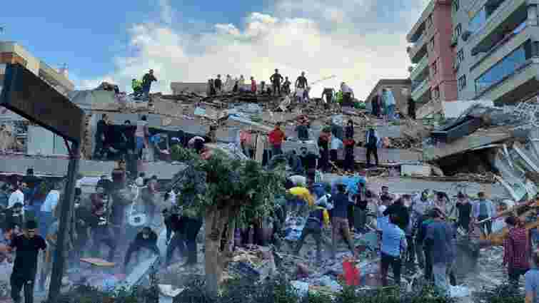 Унаслідок сильного землетрусу в Ізмірі зруйновані будинки, є загиблі та поранені