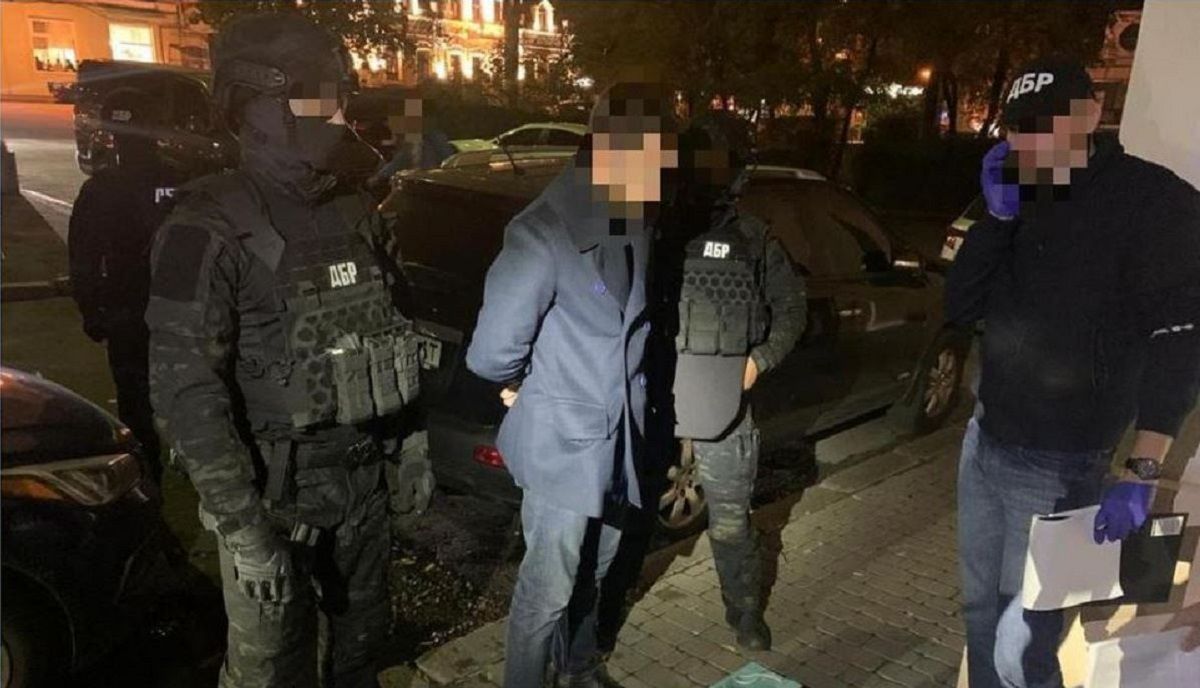 ДБР затримало на хабарі у 100 тис. доларів одного з керівників ДФС
