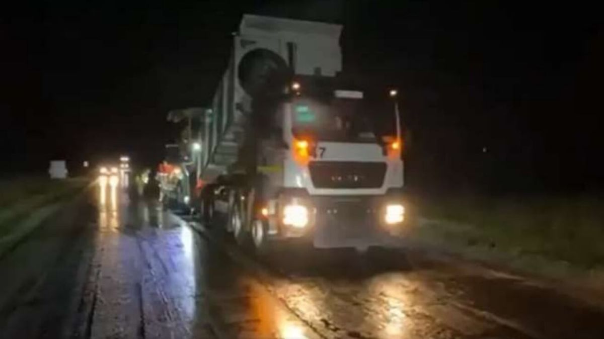 Під час ремонту дороги біля Жовкви асфальт клали у зливу