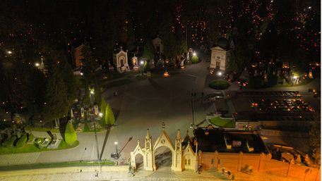 Личаківський цвинтар у Львові в День всіх святих. Фото дня
