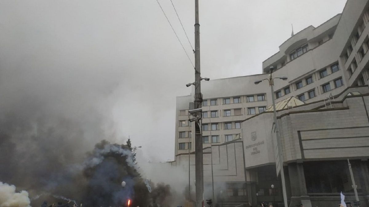 Конституційний суд вирішив заґратувати вікна і двері після протестів