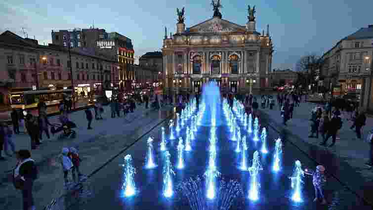 Невідомі спробували пошкодити новий фонтан перед львівською Оперою