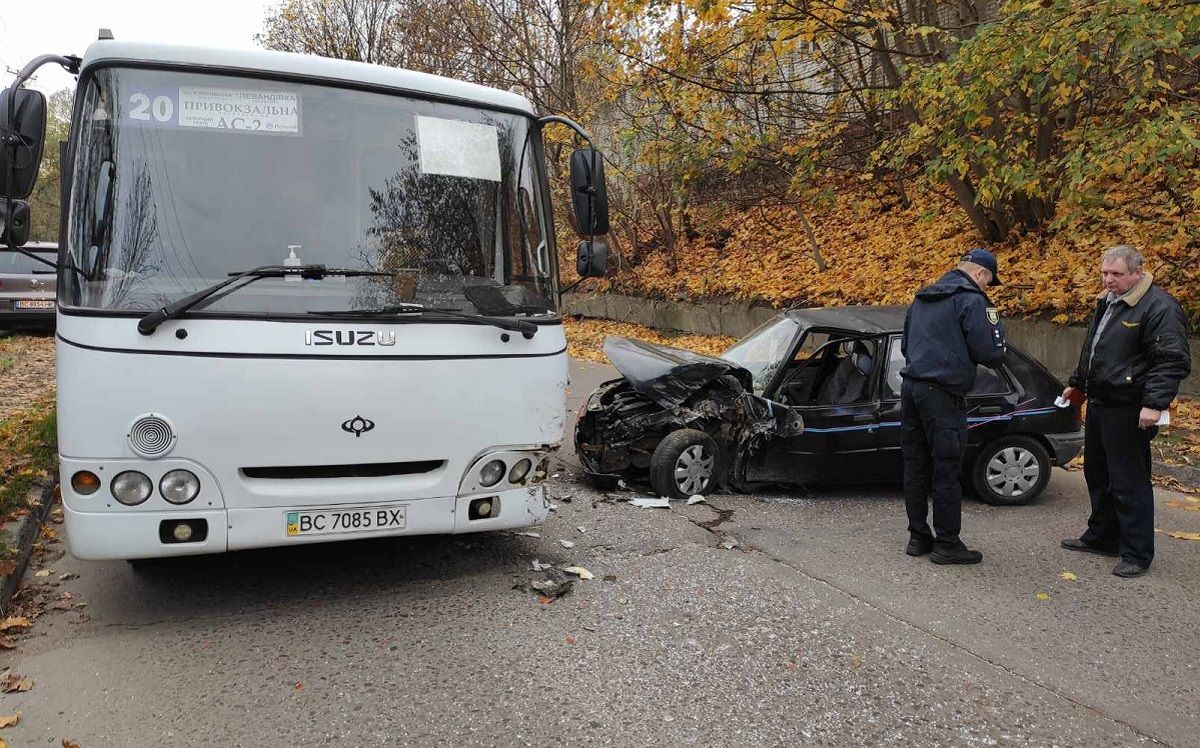 П’яний 50-річний львів’янин на Peugeot в’їхав в маршрутку