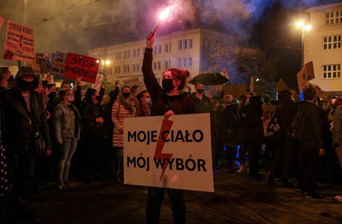 Польський уряд після протестів відклав повну заборону абортів