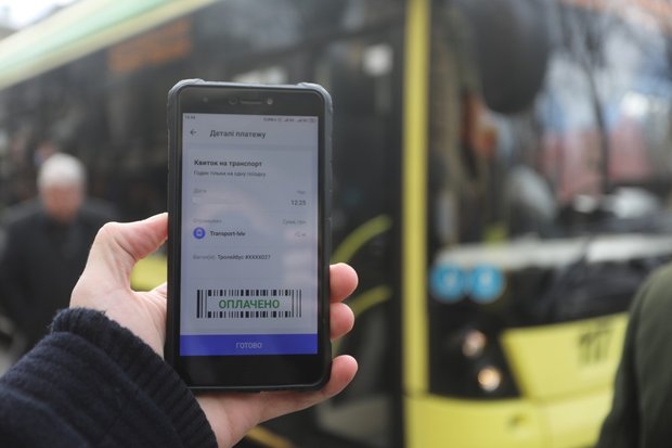 У львівських автобусах запроваджують оплату проїзду зі смартфонів
