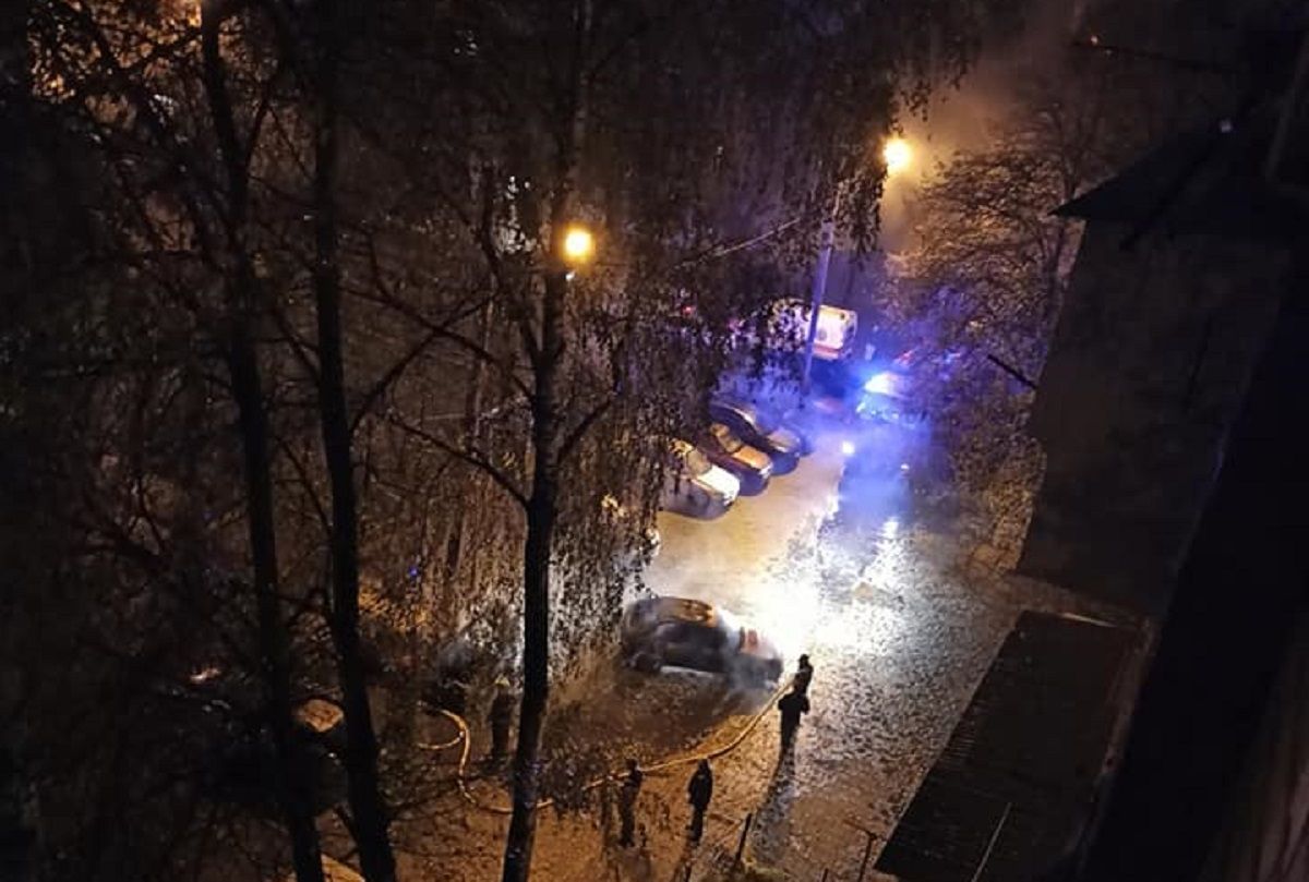 У львівському мікрорайоні Рясне згоріли два автомобілі