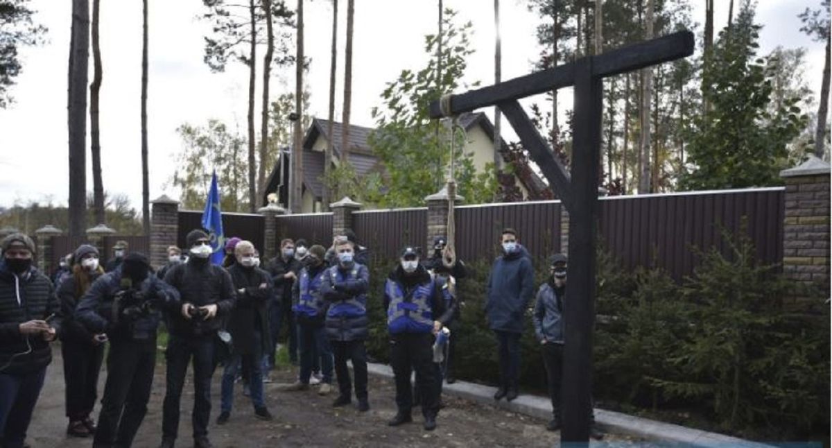 Голові Конституційного суду привезли під дім шибеницю та «квиток до Ростова»