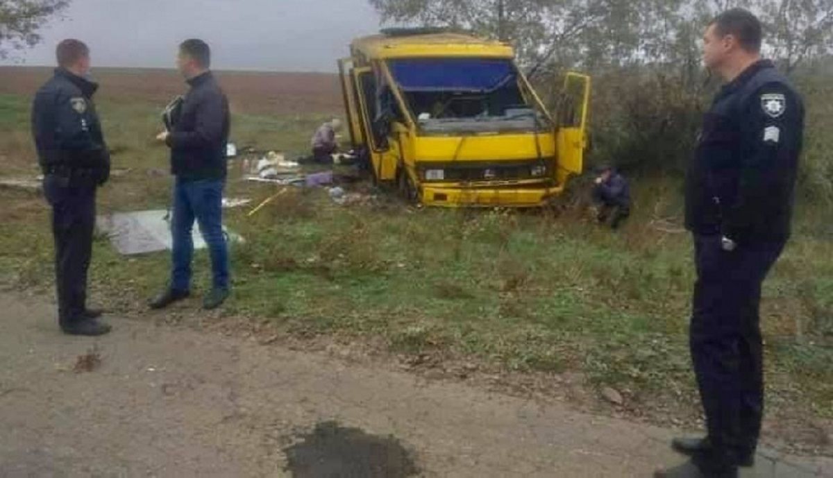 На Херсонщині перекинувся рейсовий автобус, є загиблі та травмовані