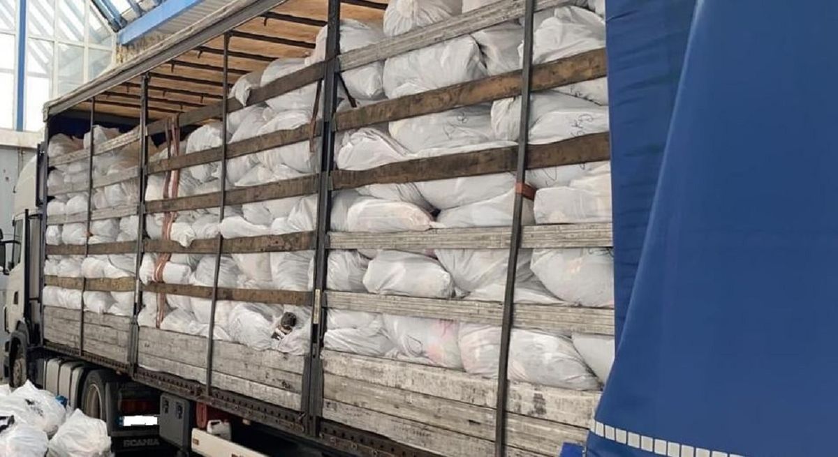 Львівські митники виявили серед секонд-хенду партію нового одягу й взуття