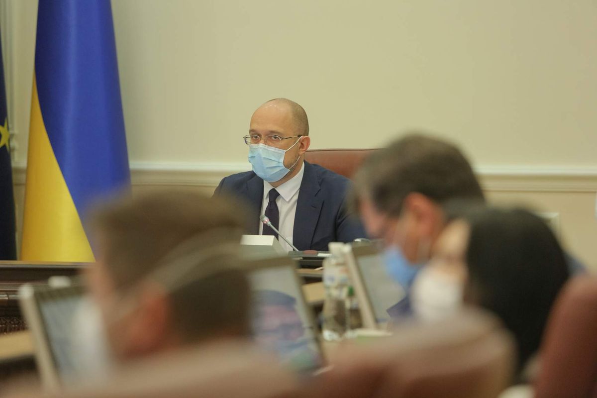 Прем'єр пообіцяв компенсації бізнесу за карантин вихідного дня